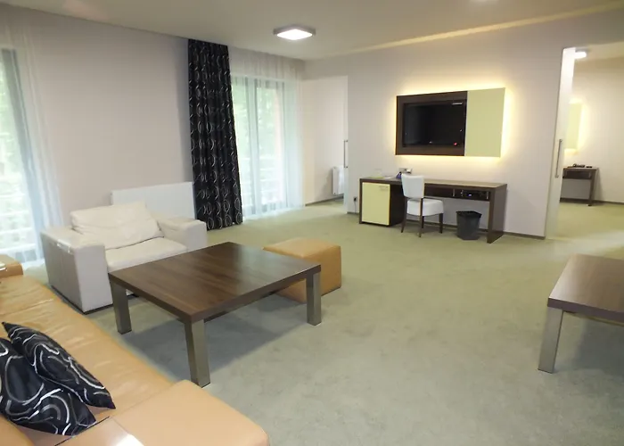 Lesni فندق Březnice